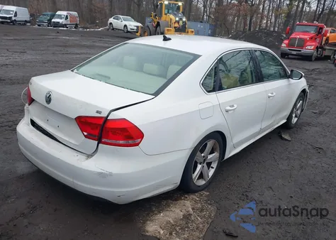 2012 Volkswagen Passat 2.5L Se z USA, uszkodzony, nr VIN 1VWBP7A33CC041468